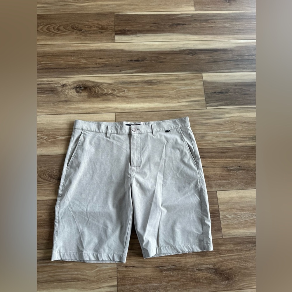 Travis Mathew men’s khaki golf shorts size 38